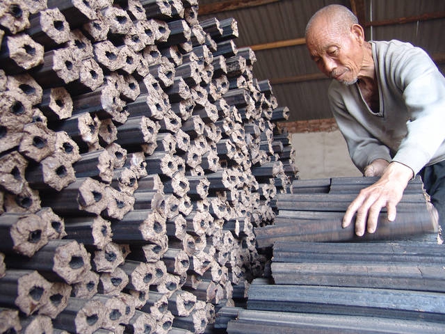 致富大參考：用鋸末邊角料加工機制木炭賺錢嗎？